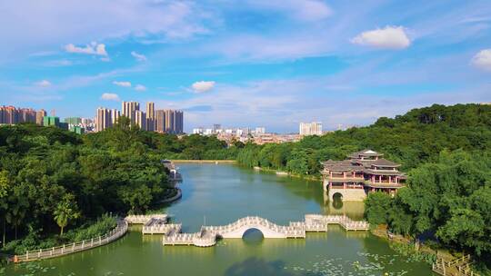 广西南宁狮山公园竹影桥风雨桥湖景风光