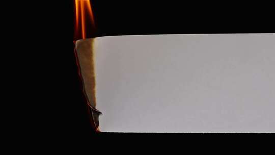燃烧的白纸火焰蔓延
