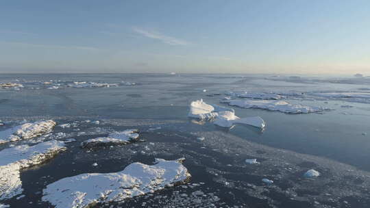 北极极地开阔水域冰川鸟瞰图