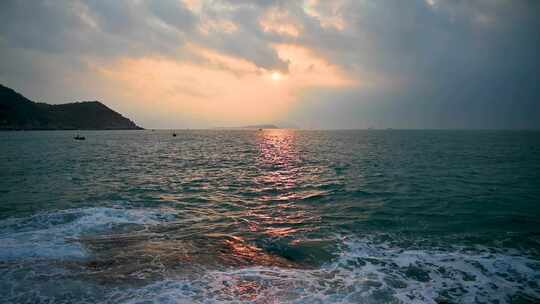 海南早晨海岛日出大海海浪拍打礁石