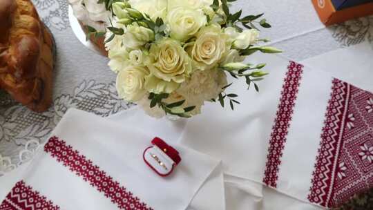 结婚戒指、花束和面包的婚礼布置。婚礼准备视频素材模板下载