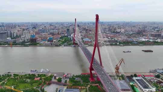 上海市浦东新区杨浦大桥城市车流交通船只船