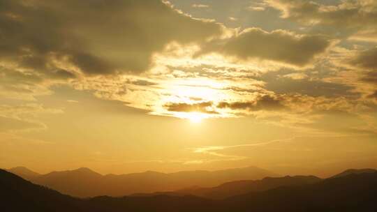 山峰日出延时远山太阳升起来清晨金色天空