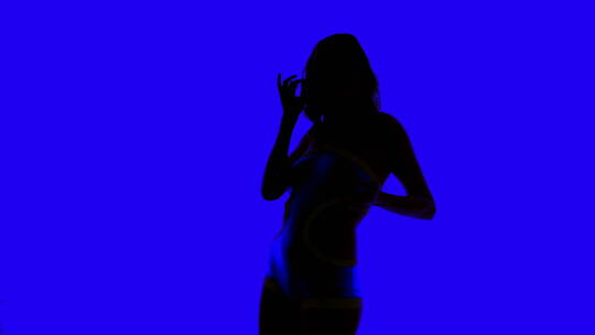 女人在蓝色背景前性感热舞视频素材模板下载
