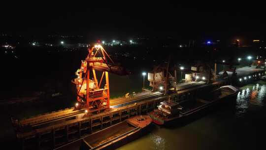 4K航拍鄂州三江港码头夜景港机吊机起重机