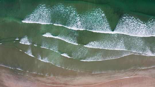 海浪浪花拍打岸边航拍4K