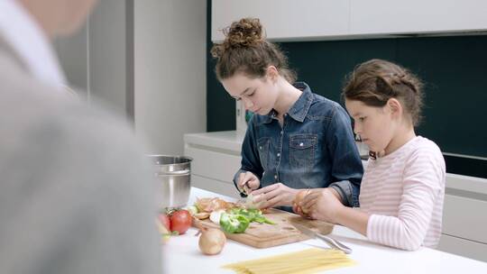 正在做饭的女孩视频素材模板下载