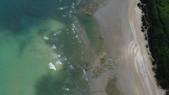 海滩海浪