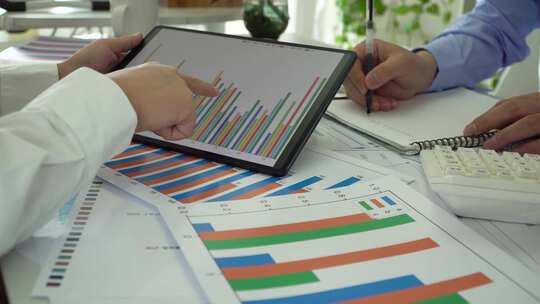 财务工作人员进行数据报表统计和分析