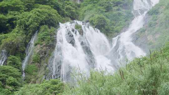 贵州高原深山里的瀑布