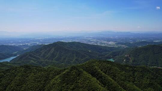 无人机飞过大山山头看见壮阔风景