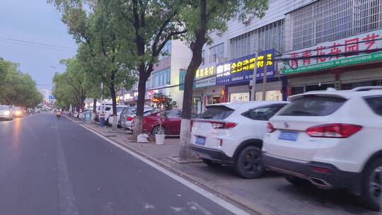 夜晚街头车辆交通路上行人