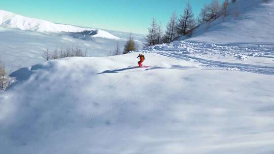 雪山上的滑雪者