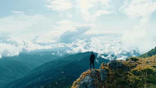 航拍山顶的男人视频素材模板下载