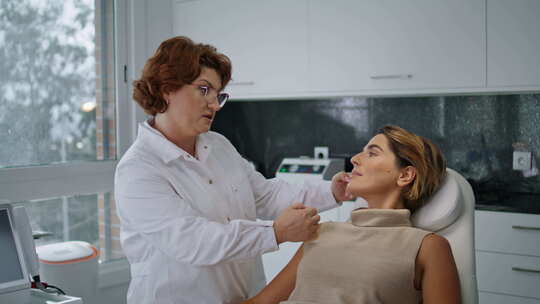 美容专家咨询美容诊所的女性建议年轻化