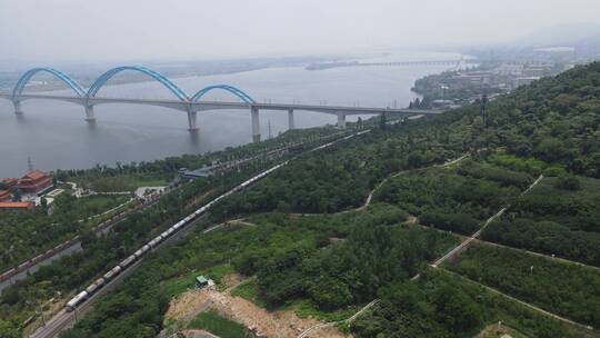 航拍湖北襄阳跨越汉江铁路大桥