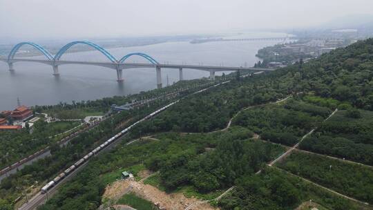 航拍湖北襄阳跨越汉江铁路大桥视频素材模板下载