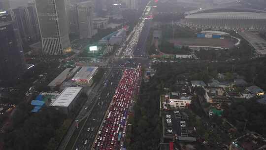 济南市经十路下班堵车车流量大