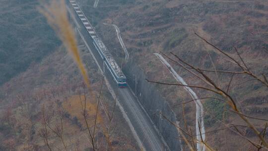 冬季山区铁路上行驶的火车进入山洞视频素材模板下载