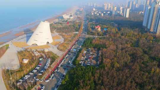 航拍落日晚霞下的烟台时光塔建筑风光全景