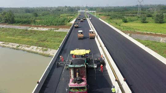 高速公路铺沥青修路视频修路现场修路修高速