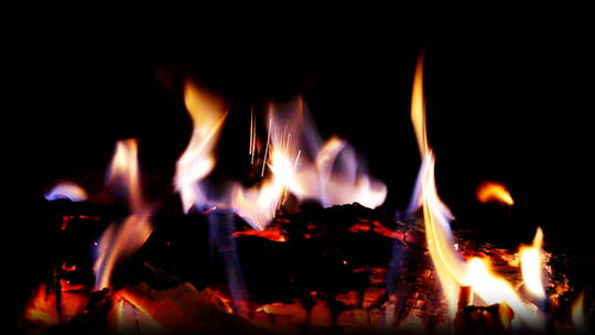 火炉中燃烧的木炭