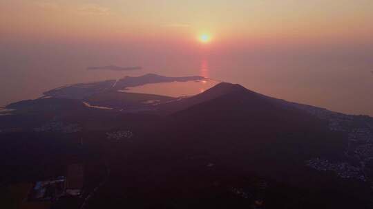 高空俯瞰日落时分的山川湖海景色/苏州/太湖