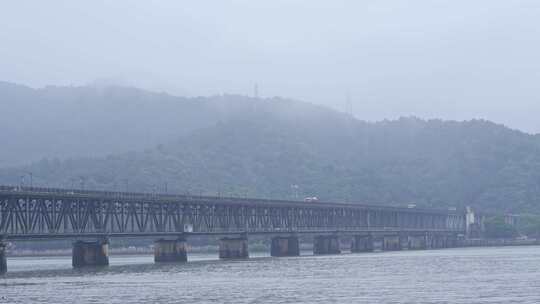 杭州钱塘江大桥雨天风景