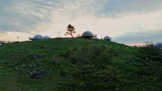 航拍高山草原露营地日落