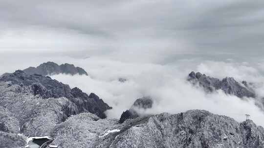 云雾缭绕的雪山景色 安徽黄山 怪石