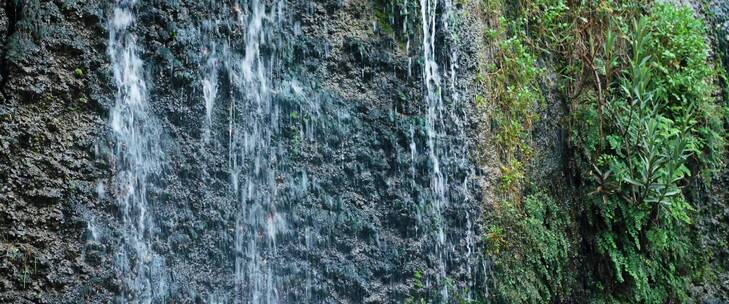 山间瀑布的潺潺水流