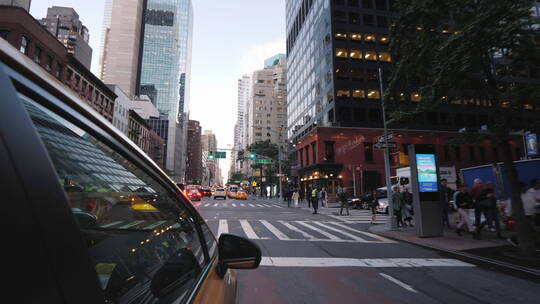 黄色的纽约出租车穿过曼哈顿的街道