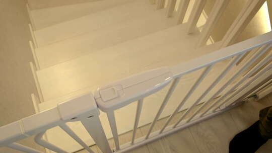 楼梯上的孩子格子