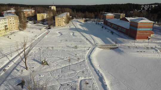 白雪覆盖的地面上建筑物的航拍镜头