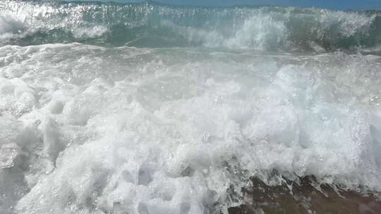 海浪在拍打沙滩