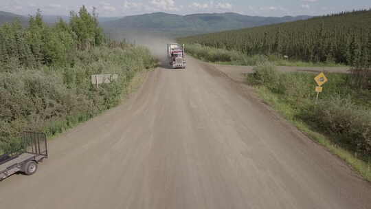 道尔顿高速公路上的一辆卡车正行驶在土路上