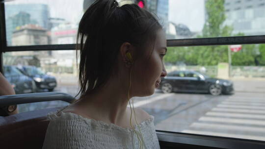 乘电车在城市旅行的女孩视频素材模板下载