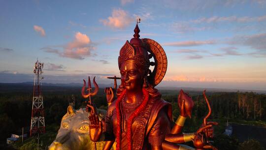 夕阳下雄伟的印度神像视频素材模板下载