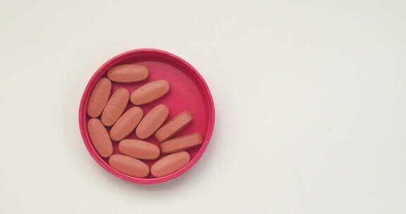 红色容器内的维生素片剂特写