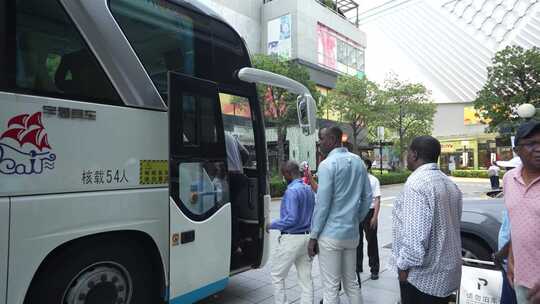 外国游客游中国上海 城隍庙街头外国游客