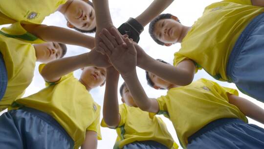 小学生儿童足球搭手合力团队合作加油鼓励