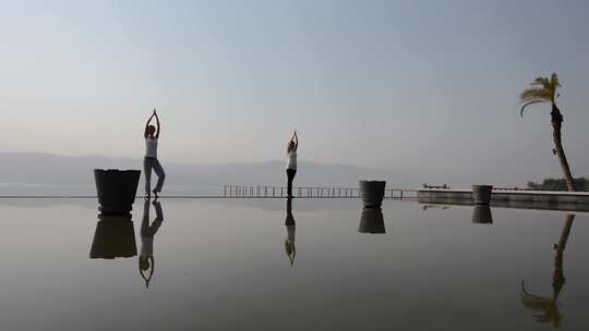 清晨女子在湖边练瑜伽