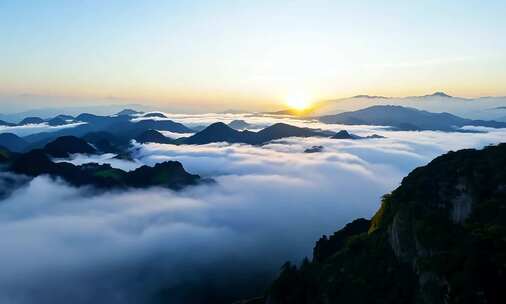 云海中的山峦与日出景观