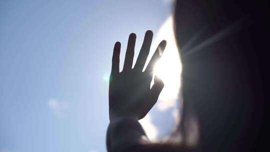 伸手抓住阳光穿过指缝手握阳光抚摸触摸阳光视频素材模板下载