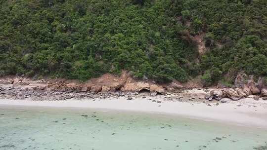 热带岛屿上的洞穴和岩石形成