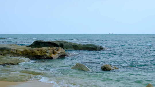 海南三亚海景 大海岸边岩石 海浪拍打礁石