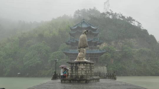 大雨下的浙江桐庐富春江严子陵钓台雕像视频素材模板下载