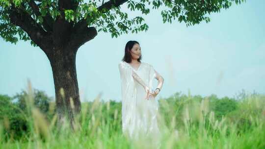 【合集】绿色田野草地美女跳舞文艺自然清新