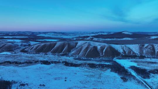 大兴安岭崇山峻岭阴云暮色雪景风光