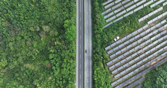 高速公路经过森林和太阳能光伏发电站